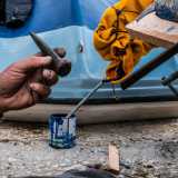 �Quelli dalla punta pi� larga e piatta servono per inserire la canapa o la stoppa tra le sconnessioni delle assi, quello pi� piccolo invece per spingere le teste dei chiodi all�interno del legno�, ci illustra l�artigiano